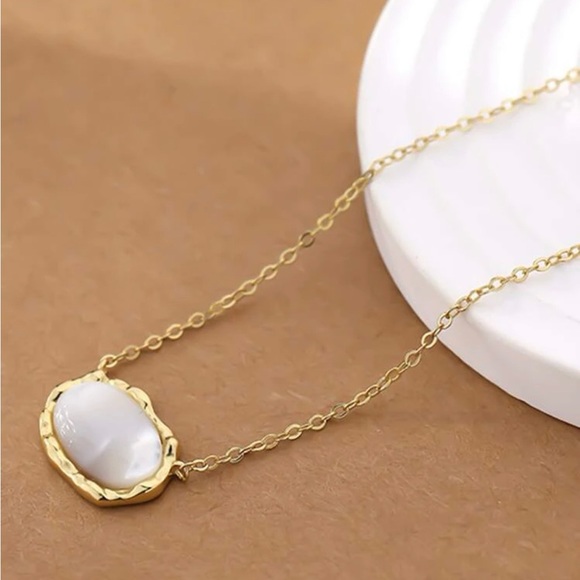 Oval Decor pearl Necklace - Picture 3 of 6
